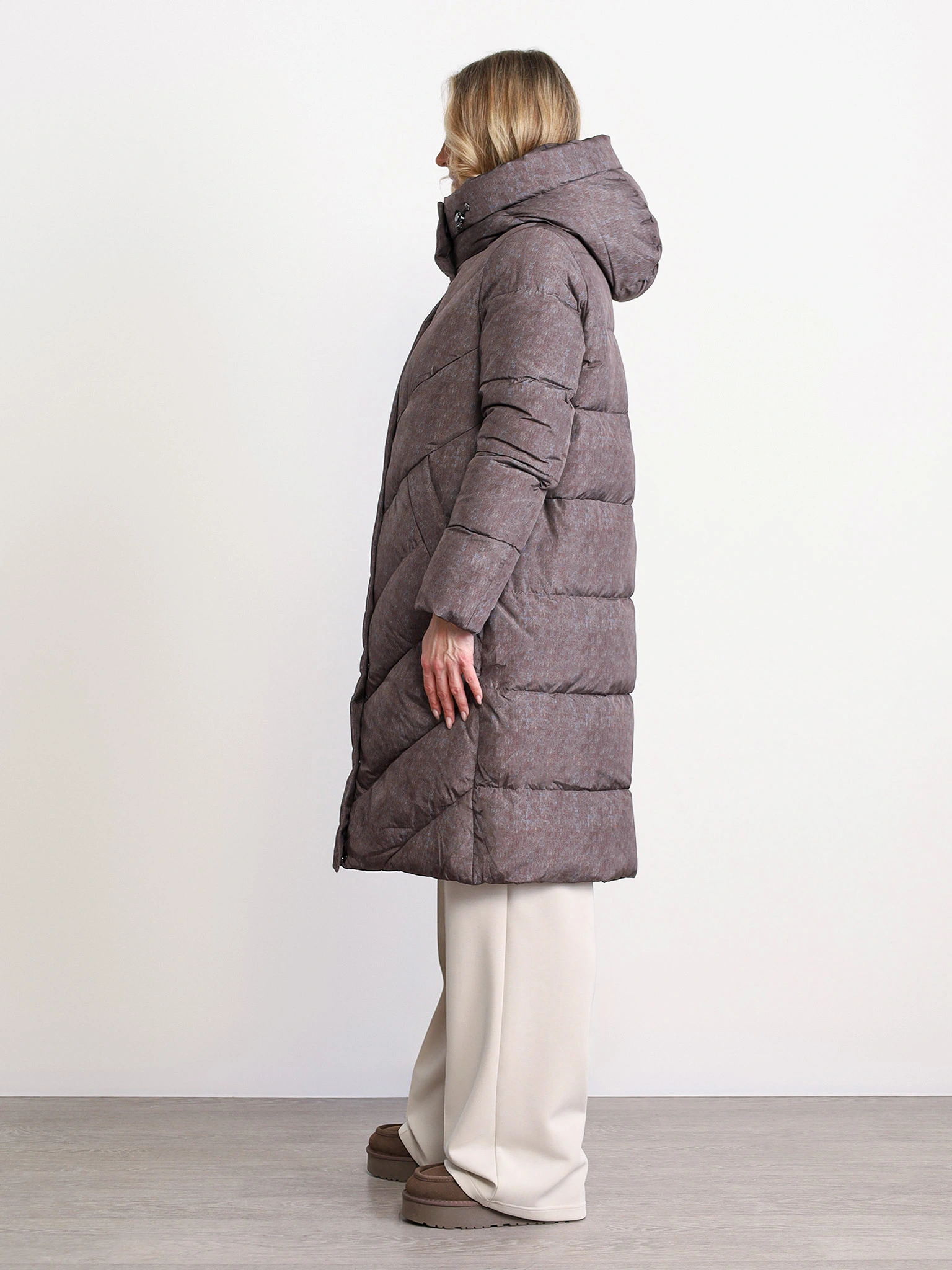 Пуховик коричневого цвета с двойным капюшоном